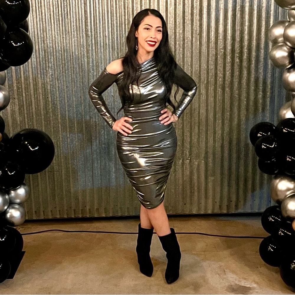 Metallic ruched midi dress. Long sleeves and asymmetric neckline. Light fabric.